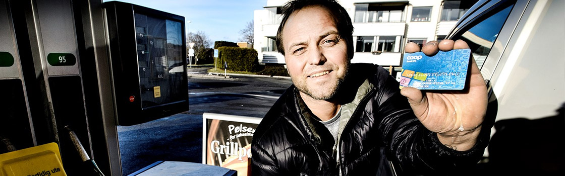 Person hos Bil & Båt Fredrikstad holder Coop bedriftskort